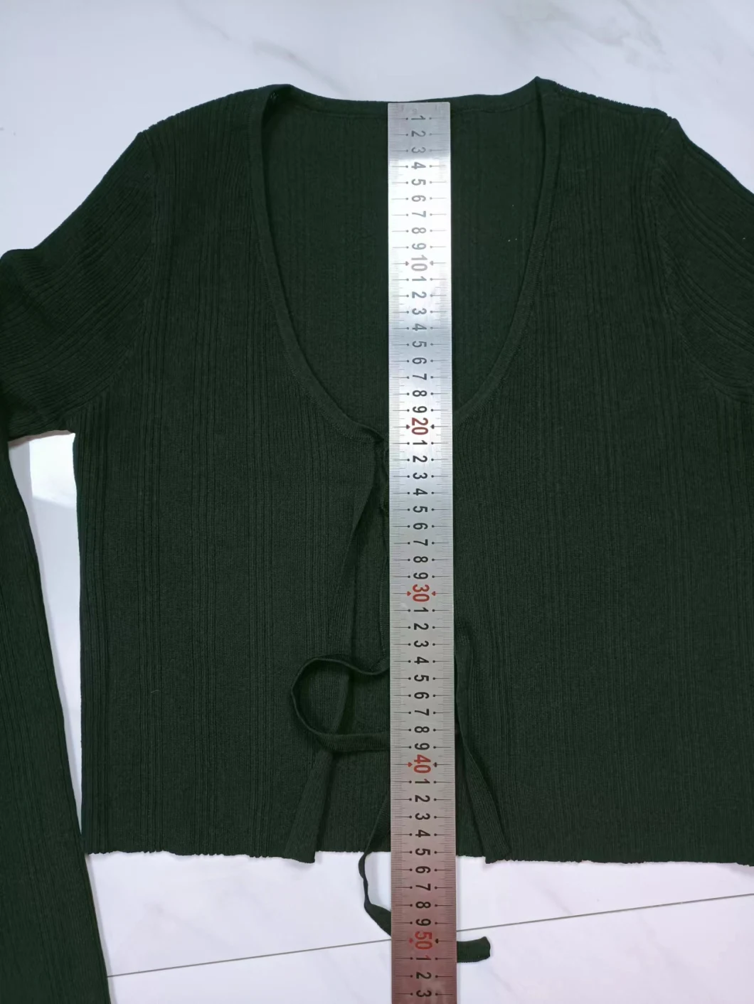 Women&prime;s Crew Neck Long Sleeve Cardigan Sweater Belt Neck Wearing in Spring