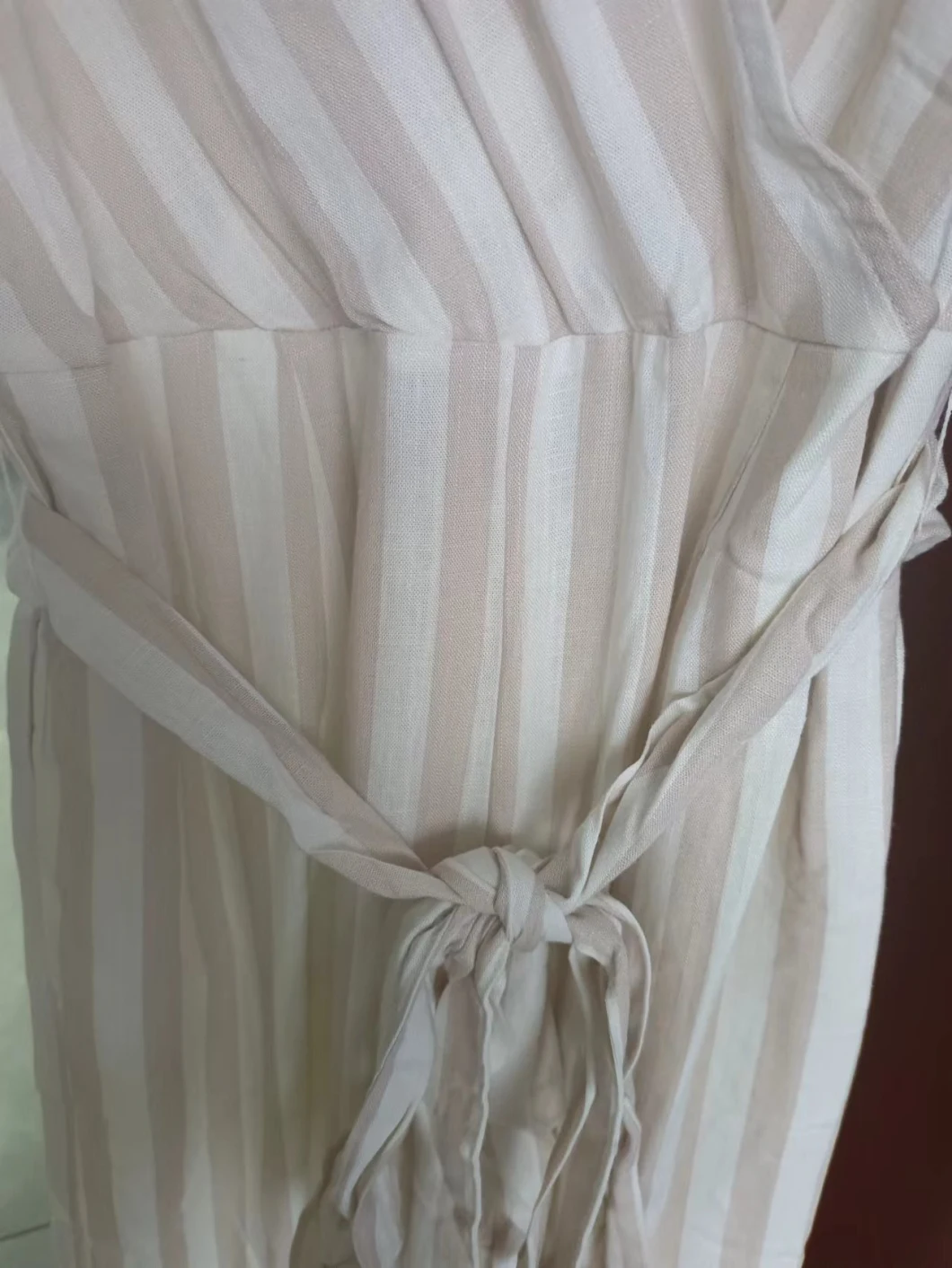 Women&prime; S Fashion V Neck &amp; Frill Sleeveless Jumpsuit in Linen Stripe Fabric with Waist Belt