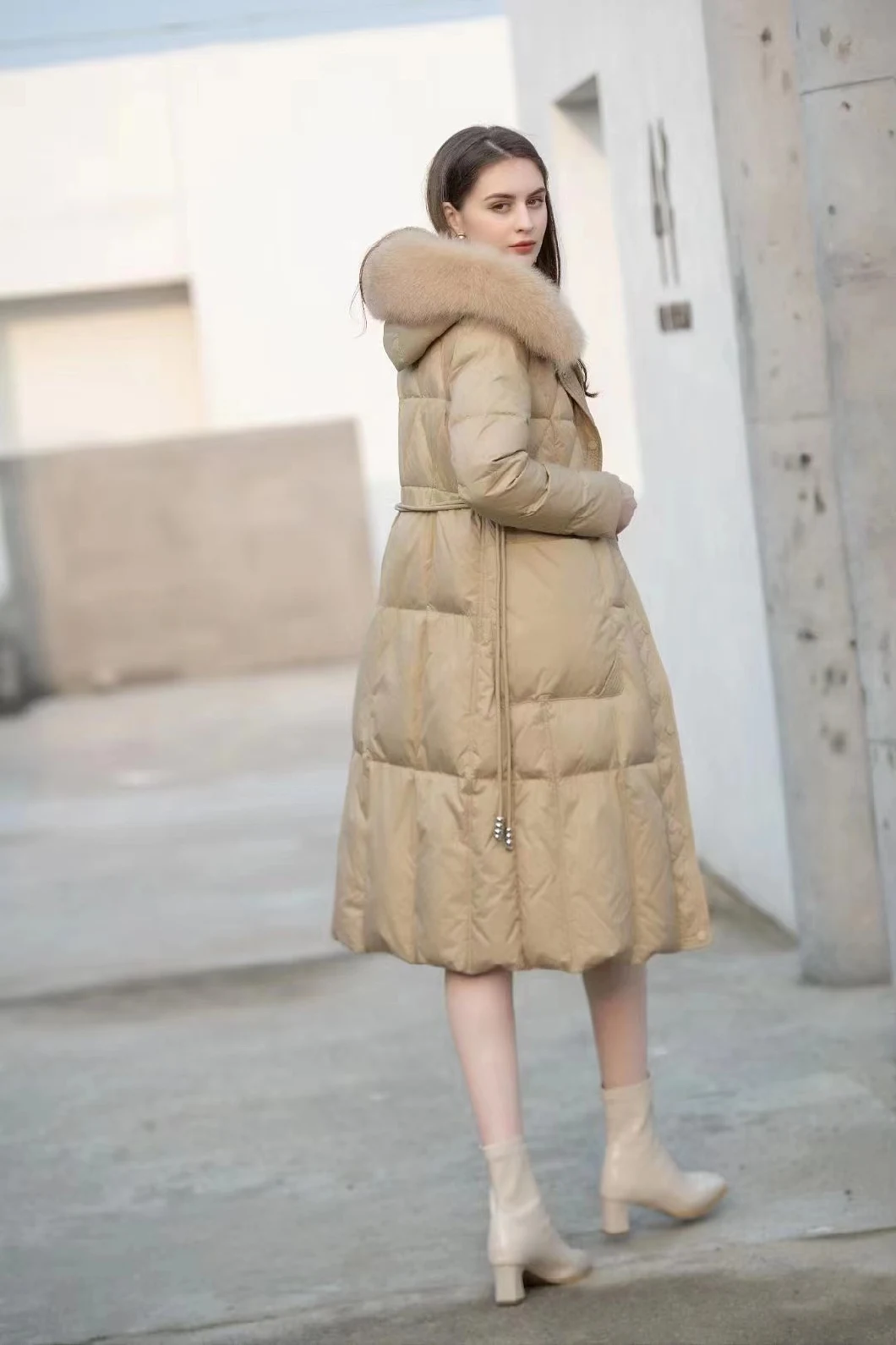 Winter Women&prime; S Duck Down Nylon Coat with Fox Fur Collar Ready for Ship