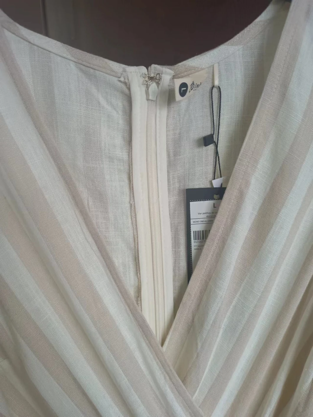 Women&prime; S Fashion V Neck &amp; Frill Sleeveless Jumpsuit in Linen Stripe Fabric with Waist Belt