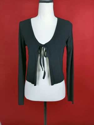 Women′s Crew Neck Long Sleeve Cardigan Sweater Belt Neck Wearing in Spring
